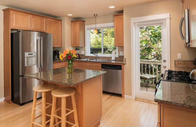Seattle Vacation Home: Life's a Beach - Comfort, LOCATION, 3 En Suites! | Ideal for Families
