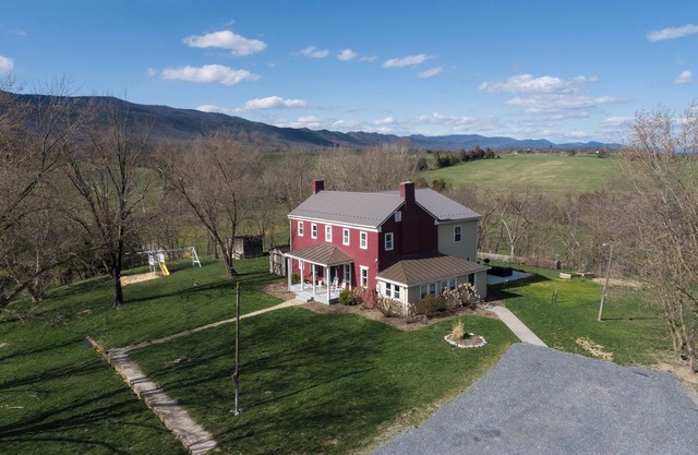 Secluded 9 acres~Dogs OK~Game Rm~Hot Tub~Great Views~Outdoor Play~Seasonal Creek