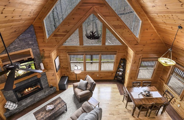 Secluded Cabin | Dog Friendly | Hot tub | Pool Table | 10min to BR
