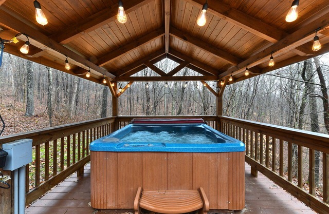 Secluded Cabin in Hocking Hills with Hot Tub!