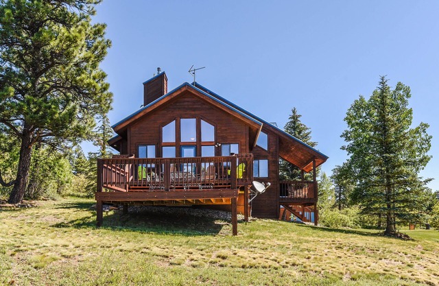 Secluded cabin near lakes with fantastic outdoor space and modern comforts