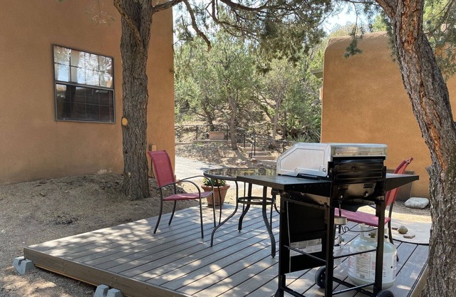 Secluded casita, nestled in trees, walk to the plaza, safe, quiet and beautiful