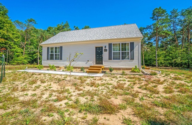 Secluded & contemporary cottage with a washer/dryer, central AC, & firepit