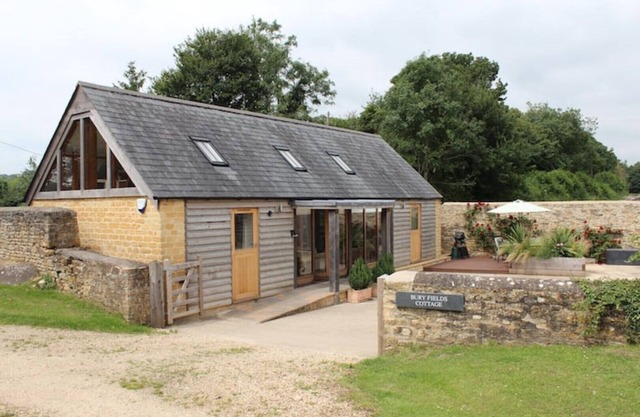 Secluded Cotswold Retreat with views