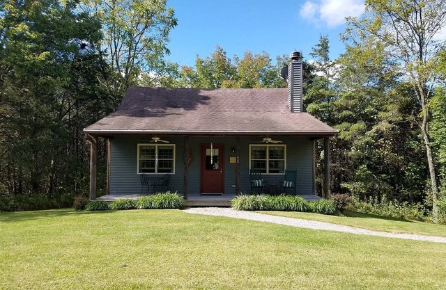 Secluded Cottage with Indoor Hot-Tub Ideal for Couples in Virginia