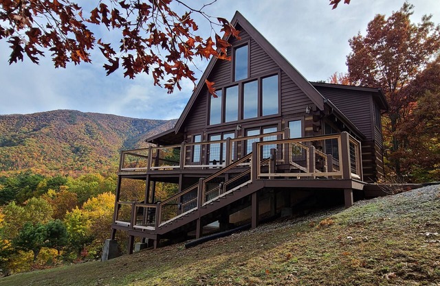 Secluded Cozy Cabin with Mountain Views, near Pigeon Forge, Gatlinburg, Hot Tub