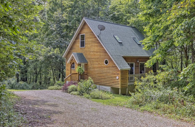 Secluded Getaway with Hot Tub, Cliffs on 5-acre Ravine in Hocking Hills