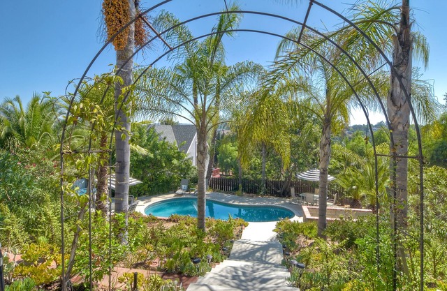 Secluded Home, Sleeps 11+ Solar Heated Pool. HOT TUB SPA, 9 miles to beach