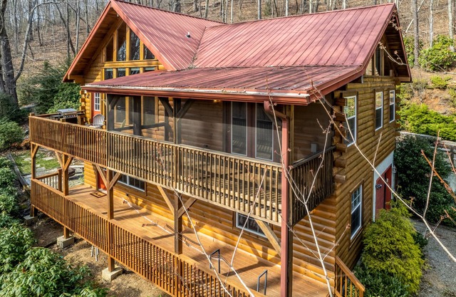 Secluded home w/wooded surroundings, grill, scenic deck, firepit & mountain view