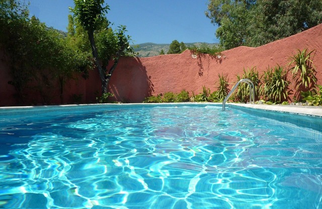 Secluded idyll! 5min walk to town: very private, pool, air-con.