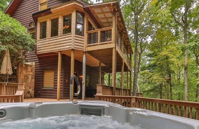 Secluded Mountain Falls - Hot Tub, Dog Friendly/Minimum Age Requirement of 25 yr