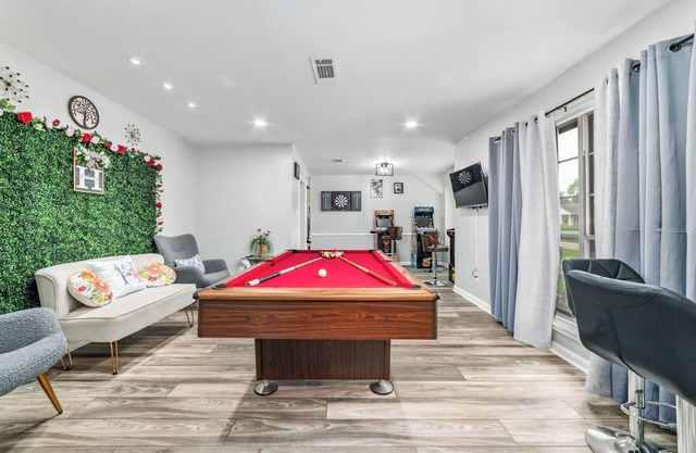 Secluded Oasis Hot Tub, Pool Table, Golf & More