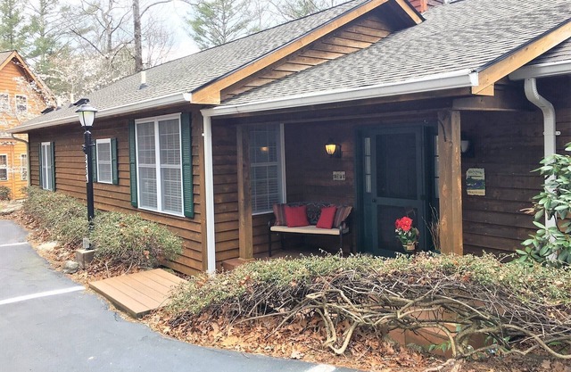 Secluded Villa, 3 Minute Walk to Gorgeous Lake, Bald Rock & Walking Trails