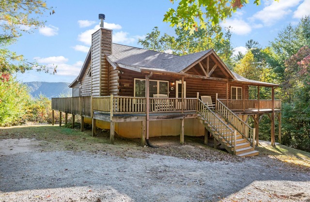 Secluded Wood Cabin-Amazing Mtn Views, Hot Tub, WiFi