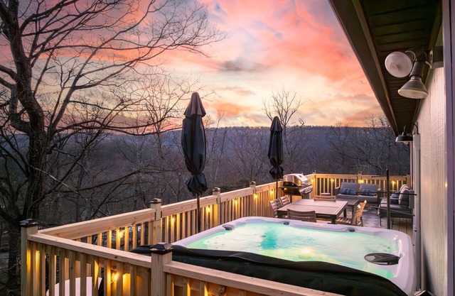 Secluded WV Retreat Hot Tub, Fire Pit & Kayaks