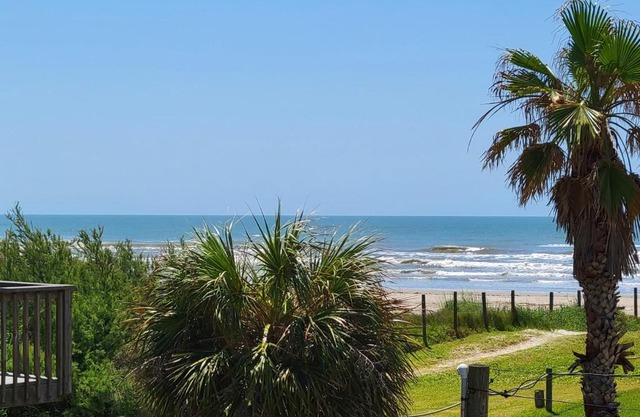 Second Row Beach Home - Ocean views - Old school vibes