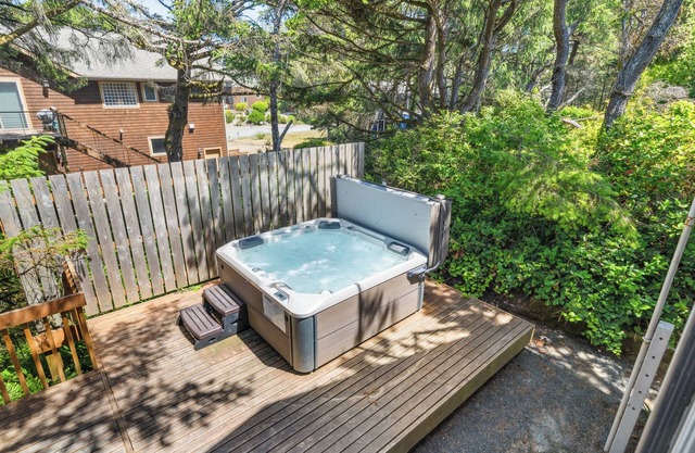 Second Wind MCA#187Hot tub,1/4 block to beach access, Dogs OK, Gas Fireplace