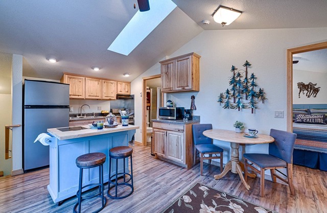 See Fall's Changing Colors! Sancho's Casita: Cozy Studio with Full Kitchen, 15 Minutes to Wolf Creek