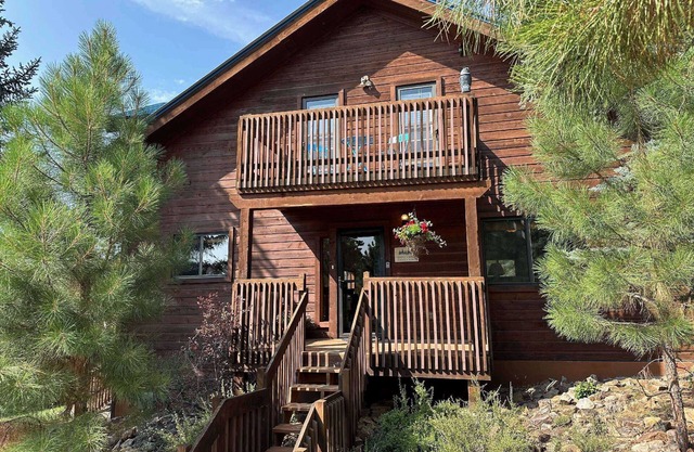 See Fall's Changing Colors! Pine Vista: Hot Springs Passes! Secluded Cabin w/Gorgeous Views!