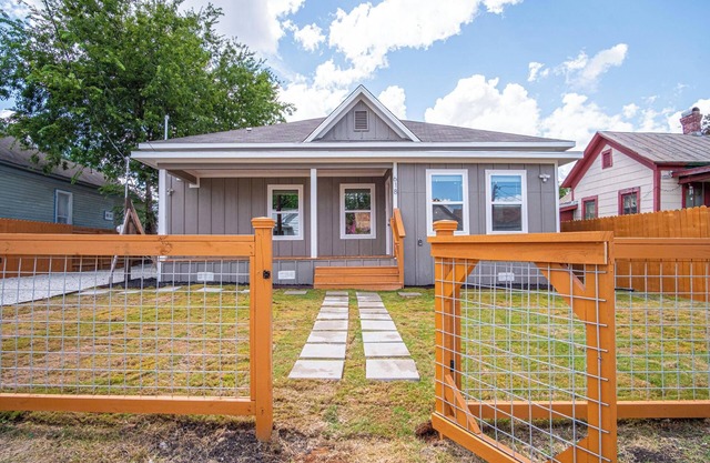 Seize the Moment! 4BR/3BA Gem w/Downtown Views!