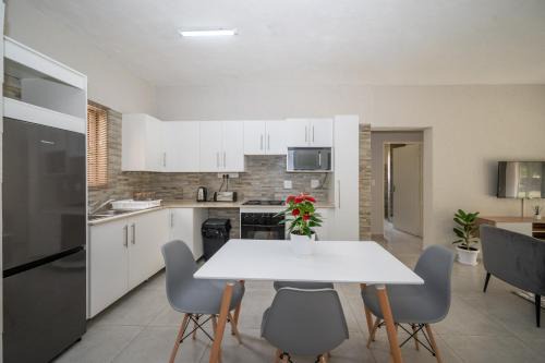 Self checkin - Modern 2 Bedroom Retreat - 103