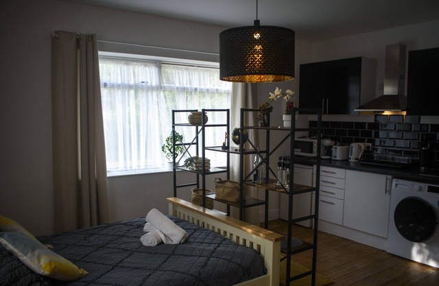 Self Contained Bedroom with En-Suite & Kitchenette
