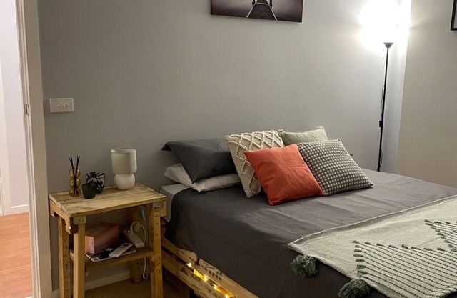 Self contained studio boasts a clean homely feeling, fully self contained.