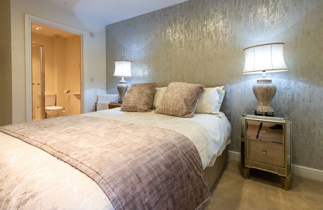 Self-Contained Two Bedroom Suite with Secure Parking
