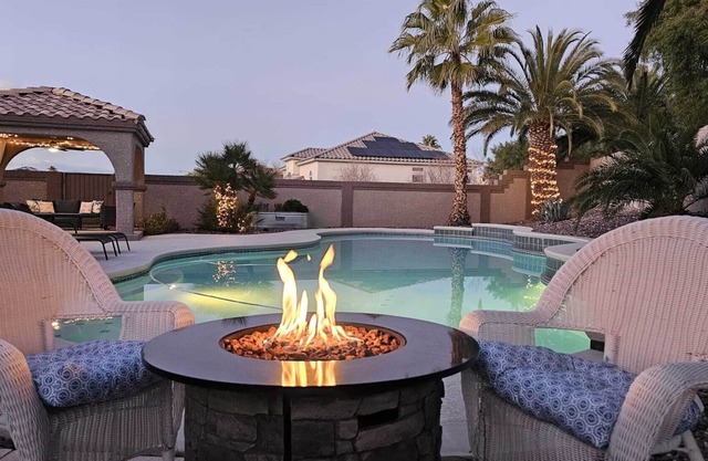 SEMA close, LUXURY HOUSE, 5 Bedroom, GIANT Pool, 1/4 Acre, 65-85" TV, 500mbpWIFI