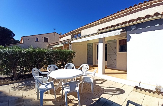 semi-detached villa sleeps 6, 3-star furnished holiday accommodation