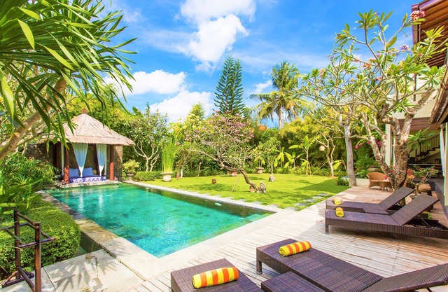 Seminyak Mixed Modern and Traditional Villa with Turquoise Pool