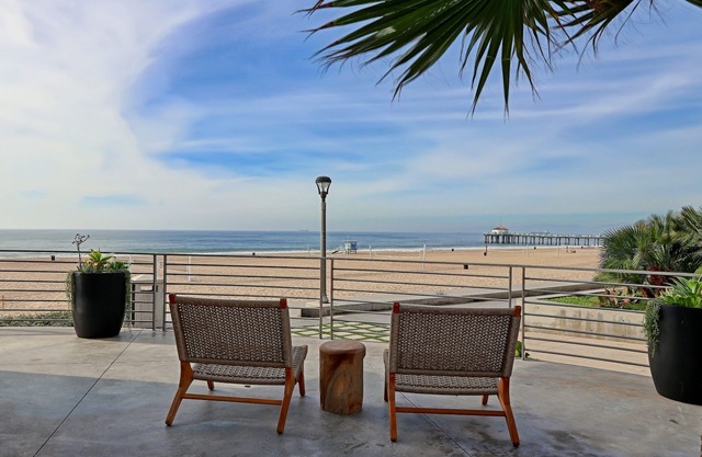 ★Sensational Beachfront Retreat on The Strand★ Bikes, Surfboards, Grill & More!