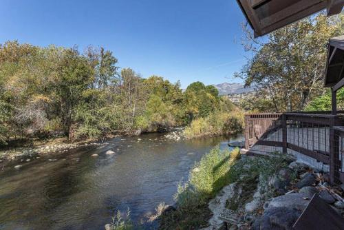 Sequoia Riverfront House with Private Beach
