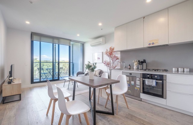 Serene 2BR2BA Apt in Parkville Pool Gym Parkin