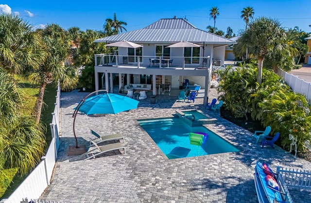 Serene Coastal Stay – Resort Style Home on Casey Key