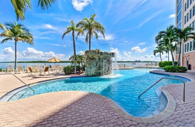 Serene Island Getaway: Spacious Suites w/Balconies & Pool Access