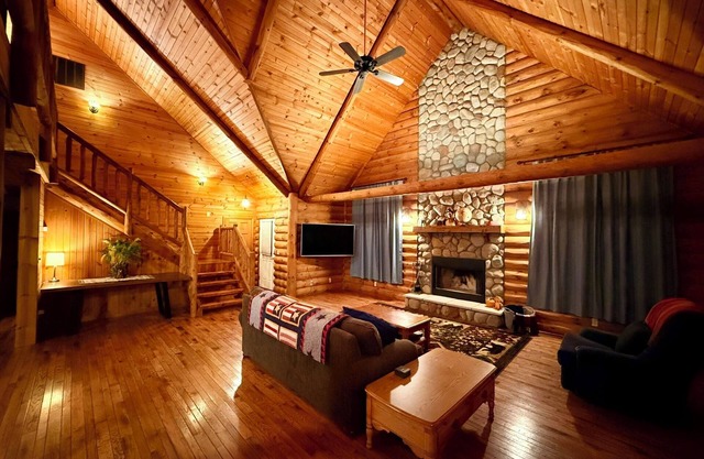 Serene Log Cabin Forest Retreat - Across street from Pumpkin Patch and Orchard!