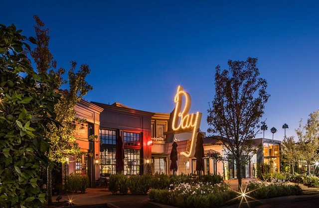 Serene Retreat Near Beaches, Mountains, Parks, Shops & Dining