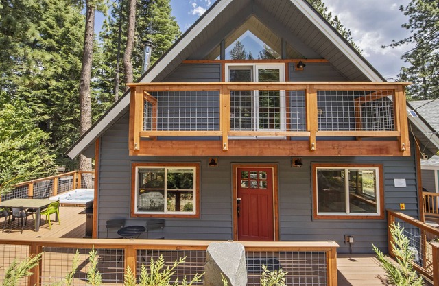 Serene Tahoe Cabin - Hot tub, Kids room, Playground