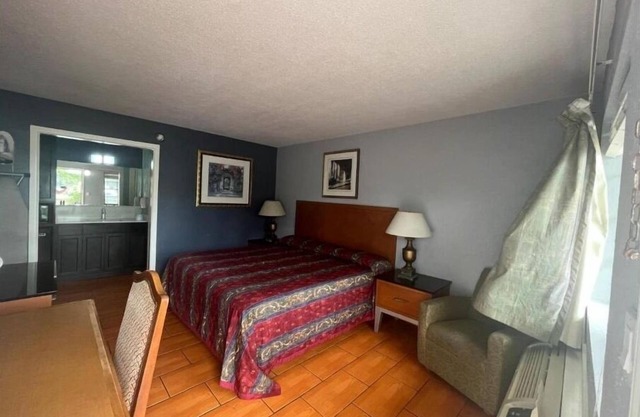 Serene Unit w/Free Parking + Pool Close to Zoo & Sunrise Mall