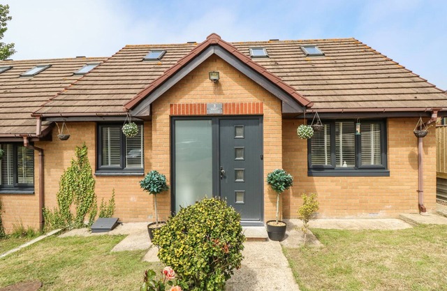 SERENITY, family friendly, country holiday cottage in Freshwater