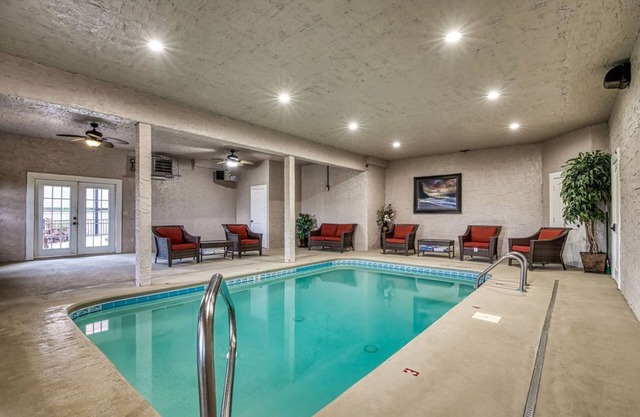 Serenity Mountain Pool Lodge, Theater Room, Sleeps 42, Indoor Pool!