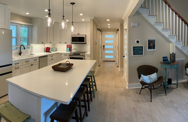 Serenity on the Green: Luxurious 6BR Lakefront & Golf View Retreat in Greensboro