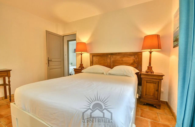 SERENITY Villa for 8 By Sunset