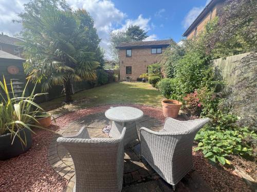 Serviced 2-Bed Home in MK, Walk to Train, City Shopping, Santander & Network Rail HQ, Parking & WiFi Included Webbhill Stays