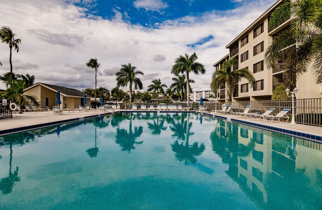 Seven Miles of Heaven ≈ Spotlessly Clean Renovated Heated Pool Across From Beach