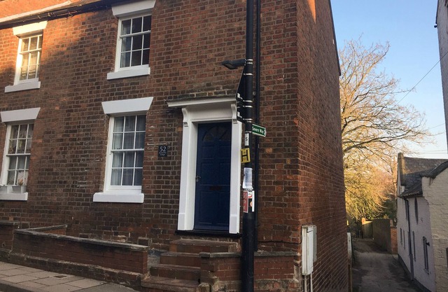 SEVERN WAY COTTAGE, pet friendly, with a garden in Shrewsbury