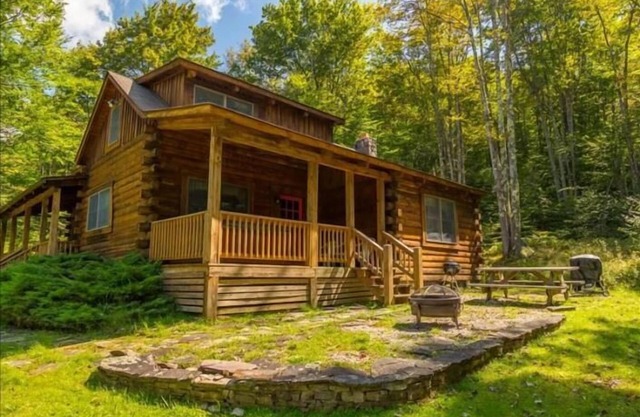 SG18- Private, Log Home! Hot Tub! Dolly Sods Access! Pets ok!