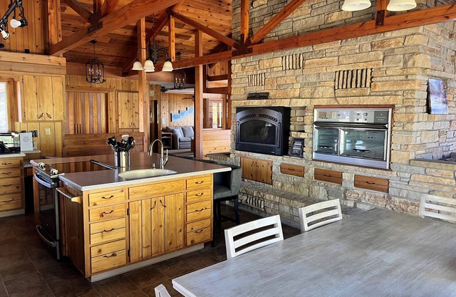 Shadow Lake Retreat House ~ Waterfront ~ Includes kayaks, paddle boards, bikes.