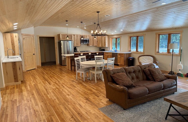 Shady Rest Cabin #12, Brand-New 4-Bedroom Lakeside Cottage